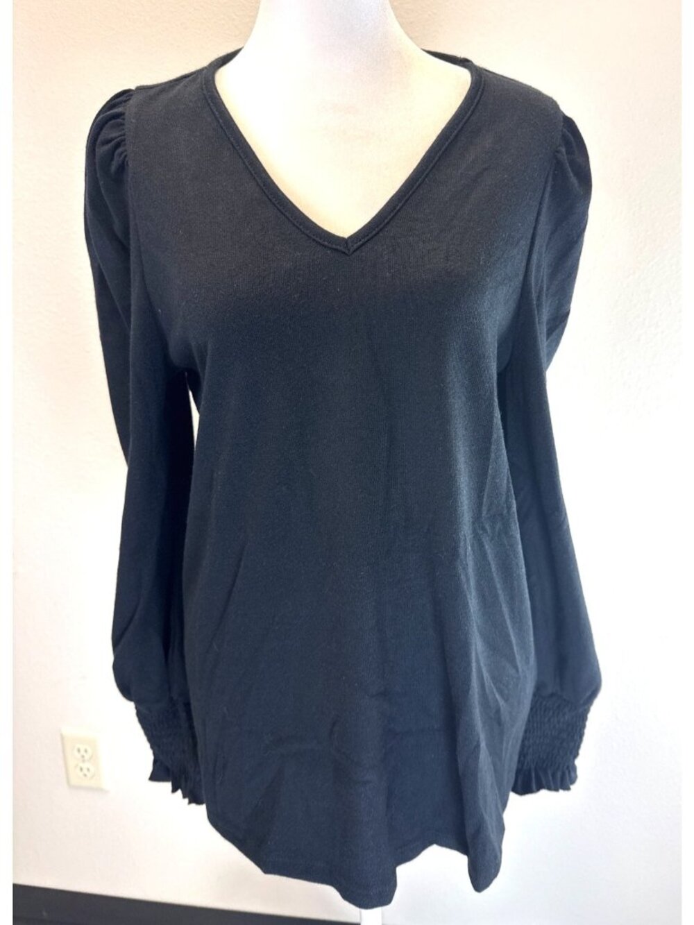 Doe & Rae Women's Black V-Neck Sweater with Puffy Long Sleeves Size Small